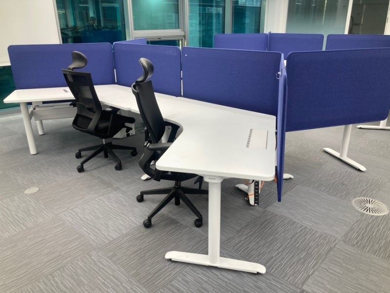 스틸케이스 120도 책상[3인기준,파티션포함.덕트유,콘센트무]