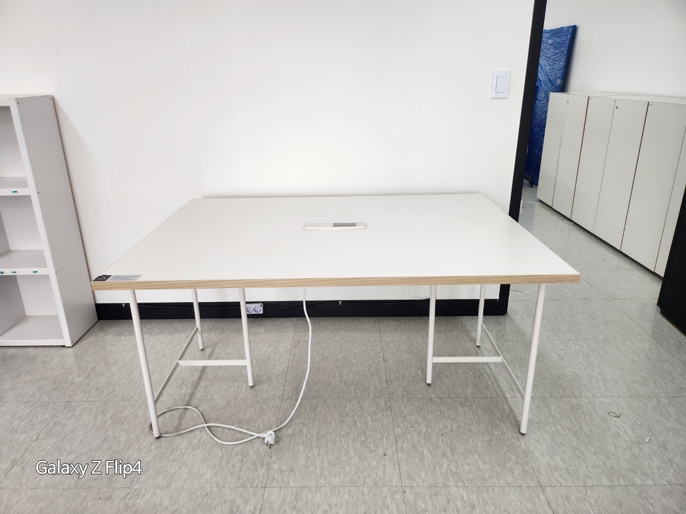 데스커 1400*1000 콘센트형테이블-예약